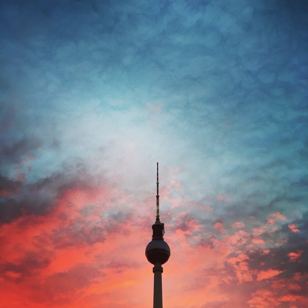 Berlin Alexanderplatz vor kontrastreichem Abendhimmel. Einsendung von Nice, 2020